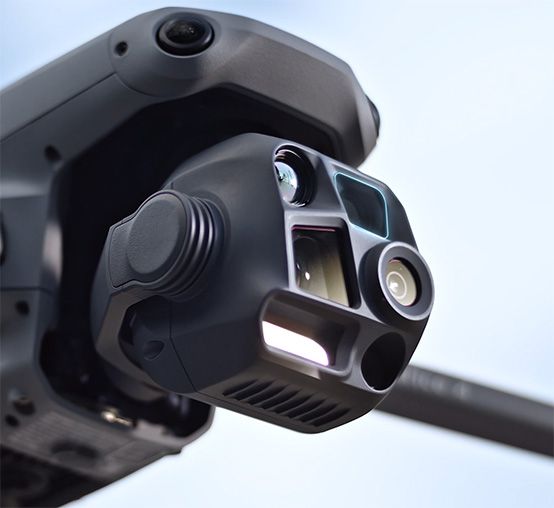 Zbliżenie na kamery drona DJI Matrice 4T.