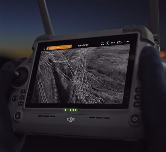 Aparatura sterująca DJI trzymana w dłoniach.